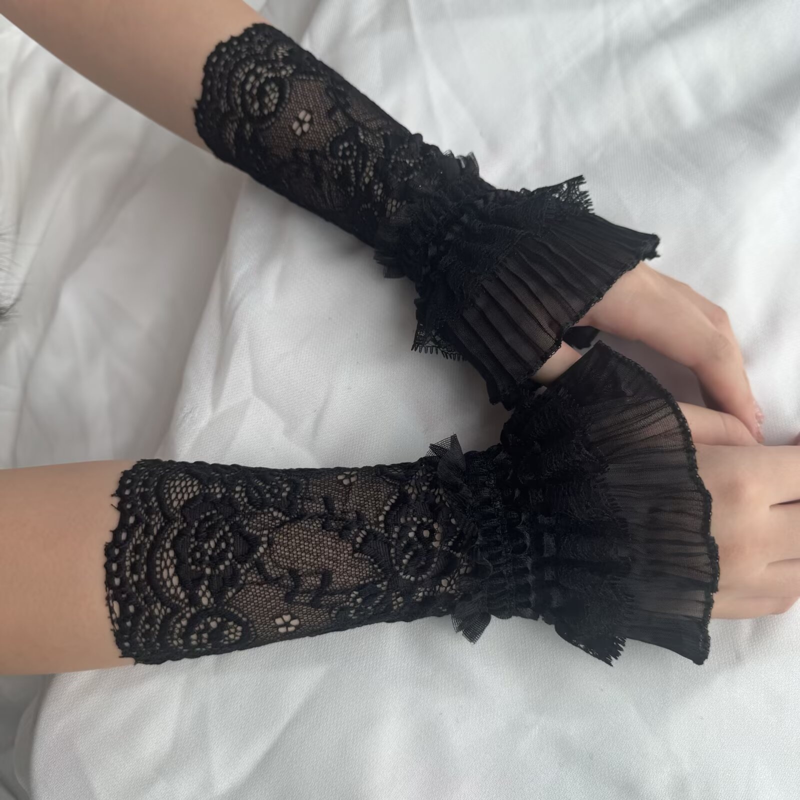 Lace Hollow Wrist Covers Trump - Men Accessories Wrist ulasan dan harga